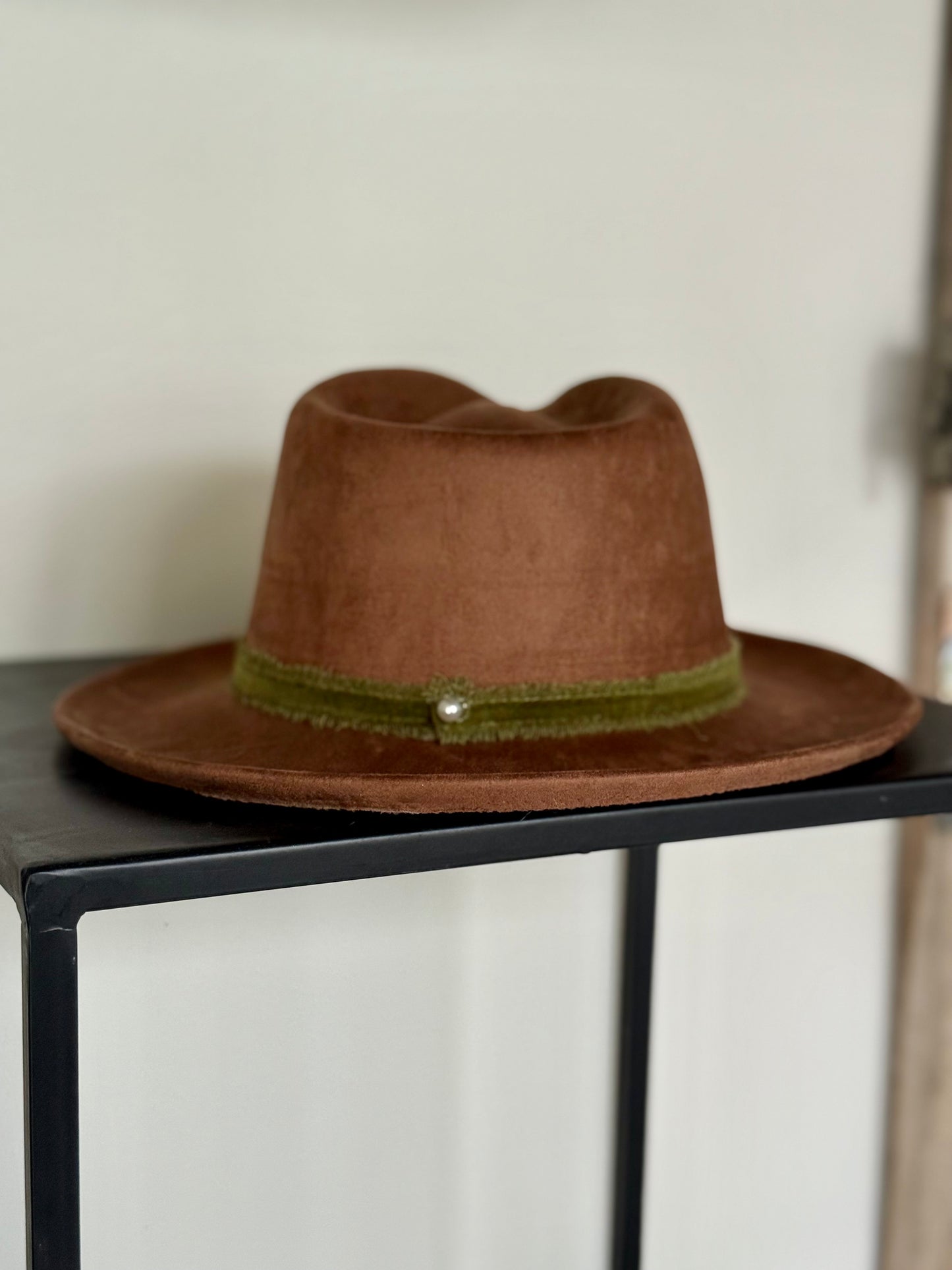 Short brimmed brown vegan suede hat