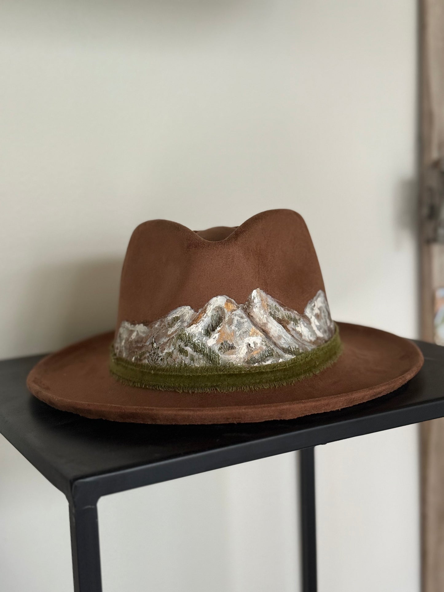 Short brimmed brown vegan suede hat