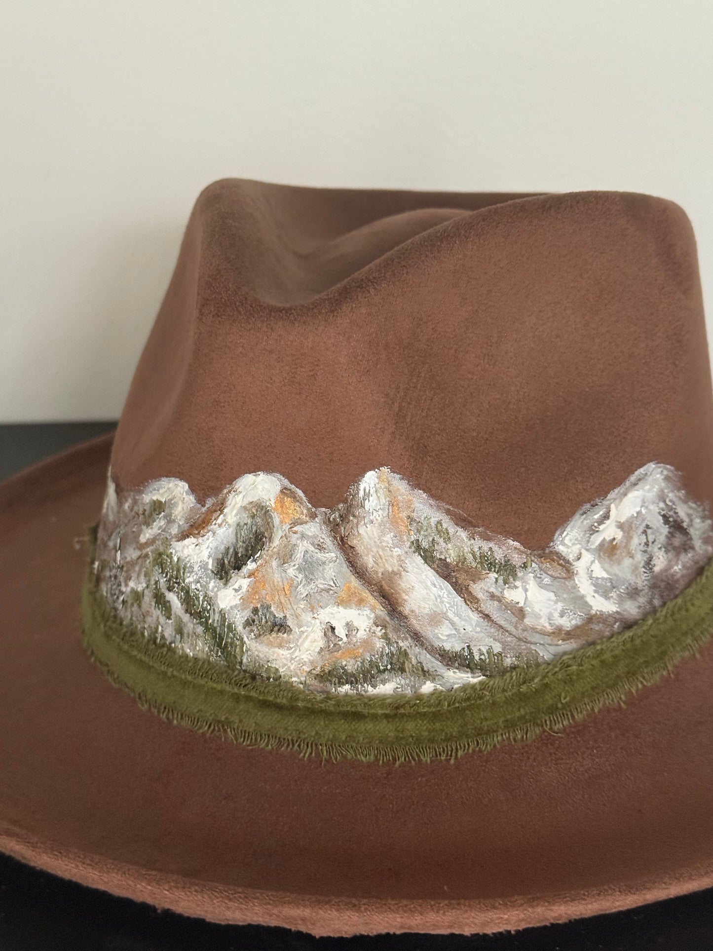 Short brimmed brown vegan suede hat